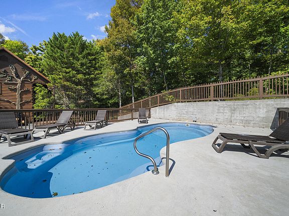 4th image of 836 Bear Run Way