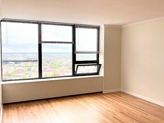 3rd image of 3930 N Pine Grove Ave APT 2712