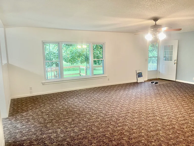 LARGE LIVING ROOM