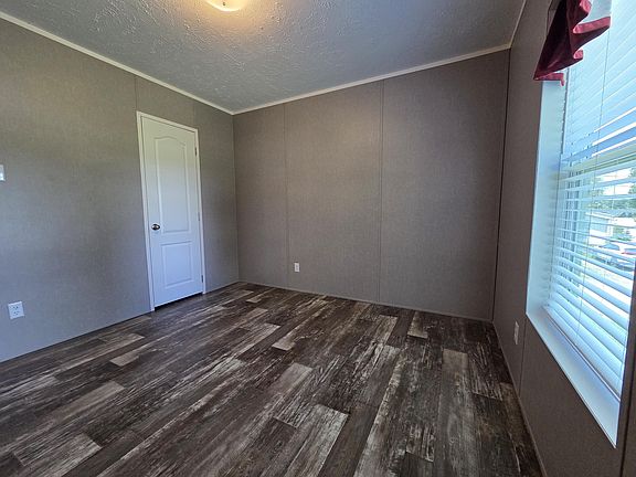5th image of 80 Boxwood Dr