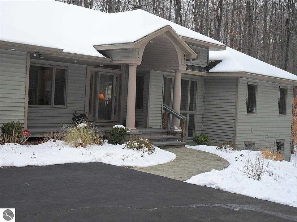 1st image of 6088 W Woods Dr