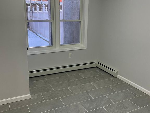 4th image of 1039 Evergreen Ave