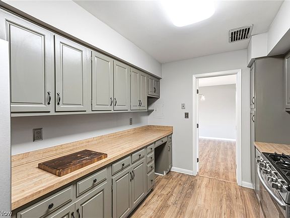 4th image of 2202 Acacia Park Dr