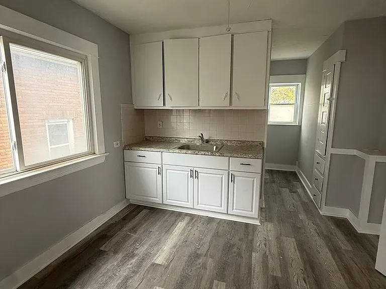 15718 Holmes — Photo 8