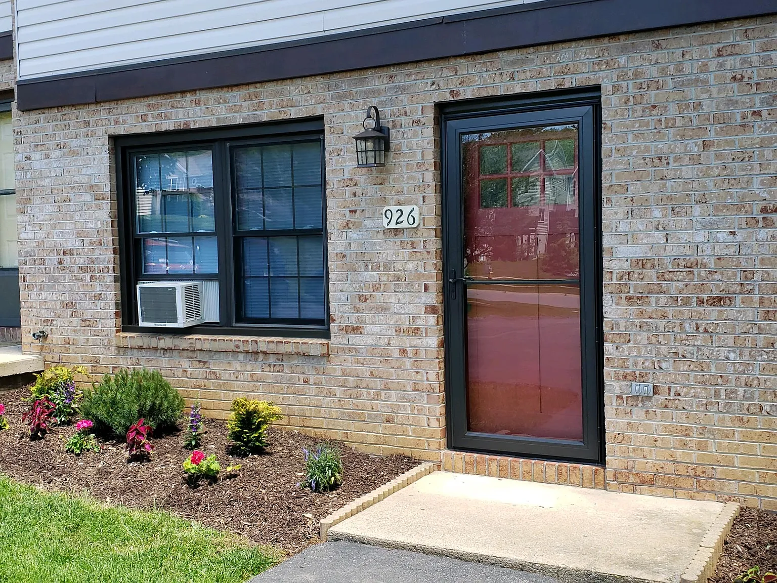 2 bed, 1.5 bath, 960 sqft, $1,750 — Photo 3