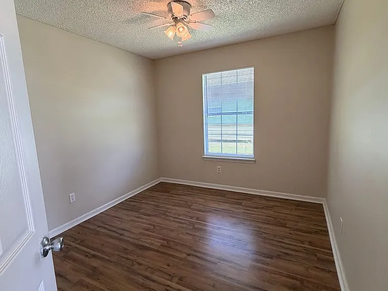 101 Talbot Ct — Photo 11