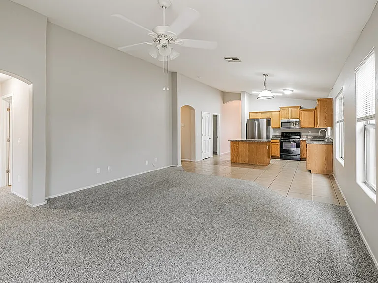 7814 S 72nd Ln — Photo 6