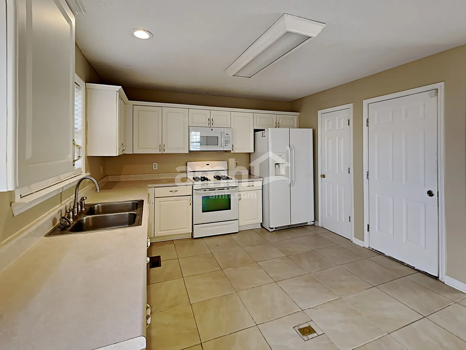 4 bed, 2.5 bath, 2504 sqft, $2,395 — Photo 3