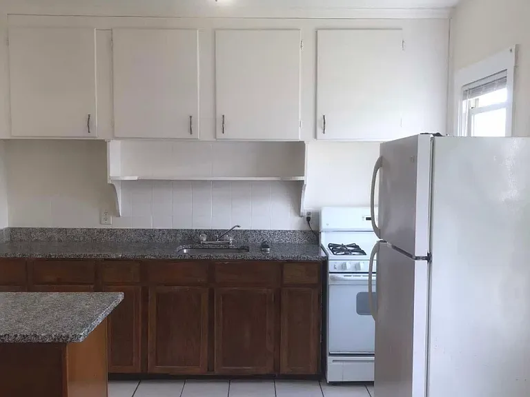 118 Seabury St Unit 2N Fall River Centrally Located 3 Bed/1 Bath — Photo 2