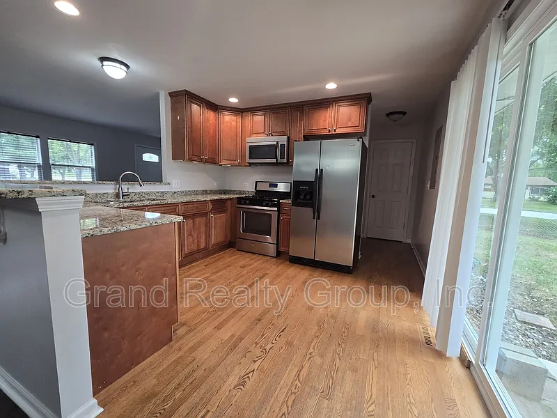 3 bed, 2.0 bath, 1300 sqft, $2,500 — Photo 4