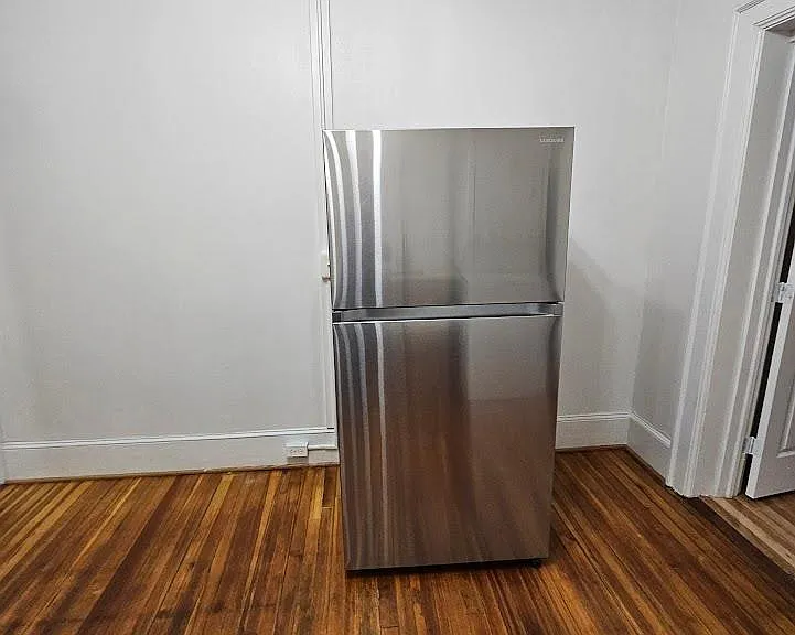 221 W Burke St — Photo 3