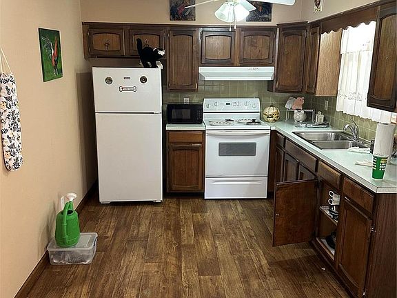 5th image of 109 Brooks St