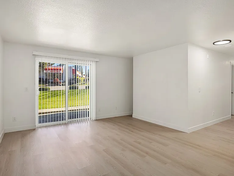 Wellington Place Apartments — Photo 35