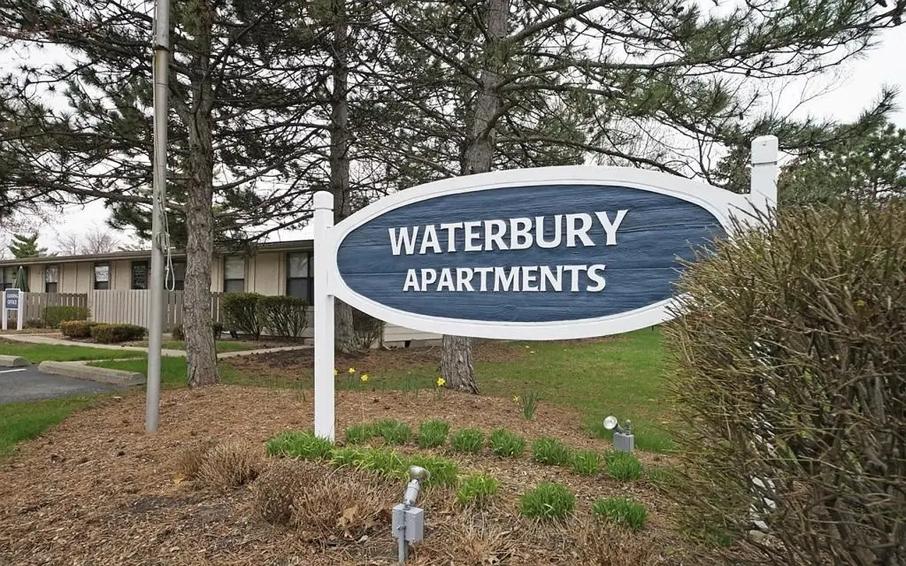 124 Waterbury Ct — Photo 1