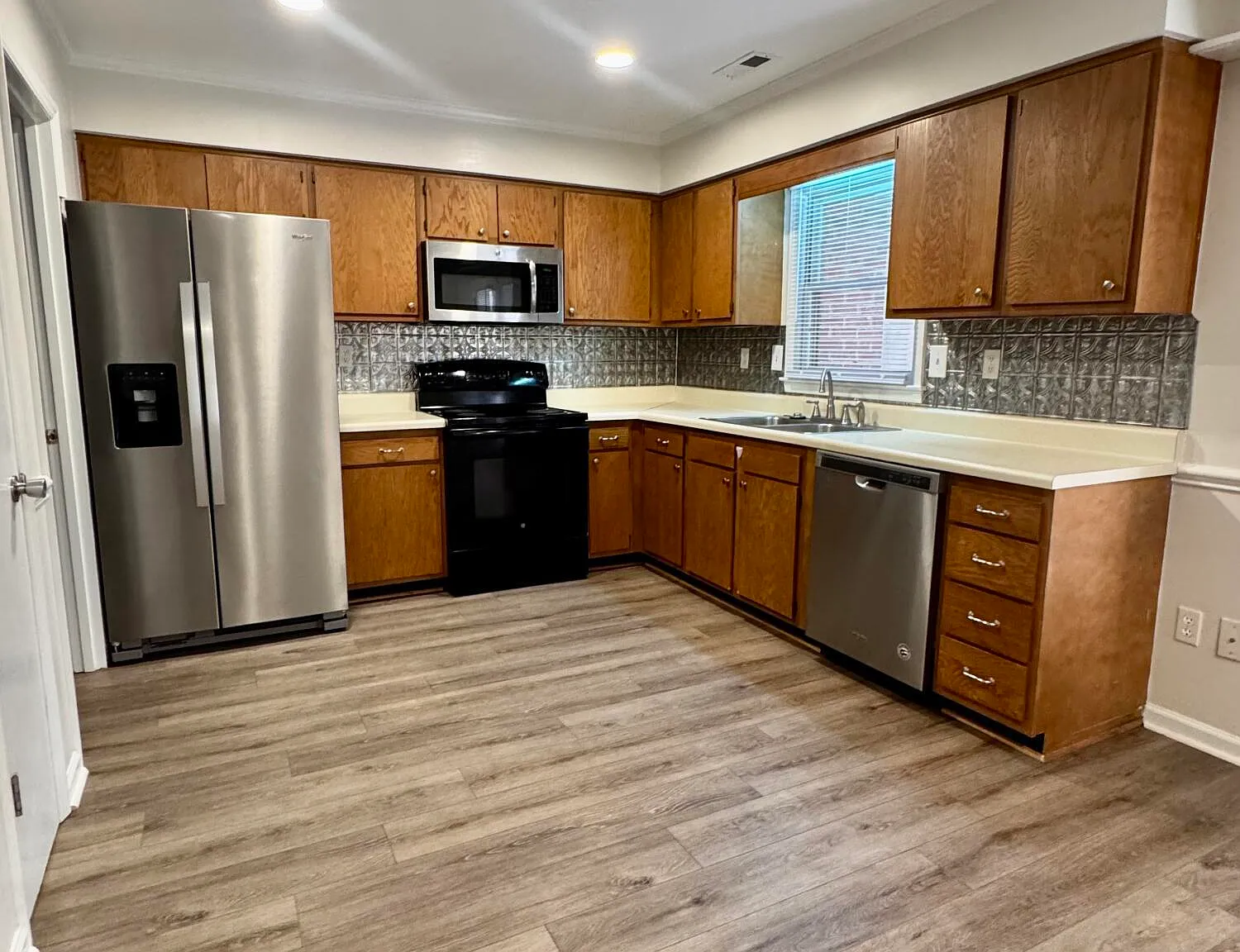 3 bed, 2.5 bath, $1,350 — Photo 2