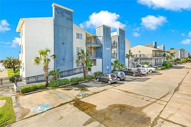 2 bed, 1.0 bath, 792 sqft, $1,400 — Photo 1