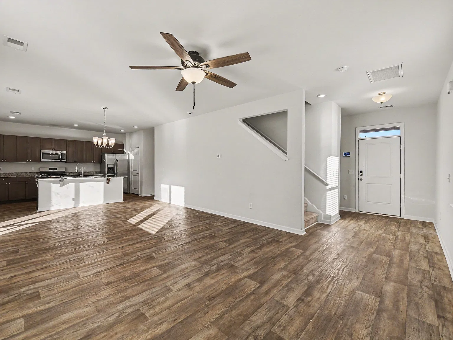 4 bed, 2.5 bath, 1896 sqft, $2,500 — Photo 4