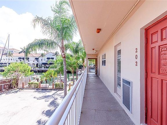 2nd image of 1510 SE 15th St APT 202