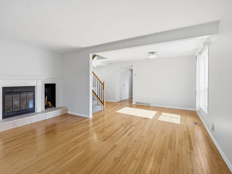 7922 Decarie Dr — Photo 4