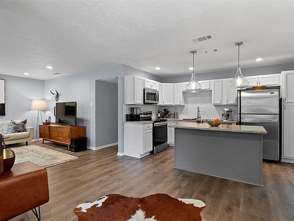 5th image of 301 N Cottonwood Dr