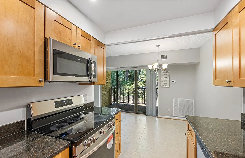Kitchen/dining room and balcony