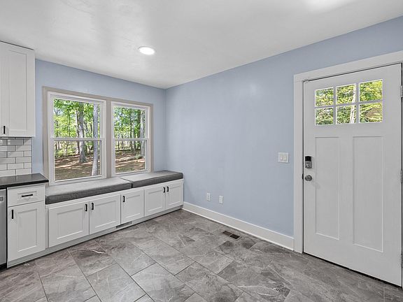 4th image of 7921 Castlelake Ct
