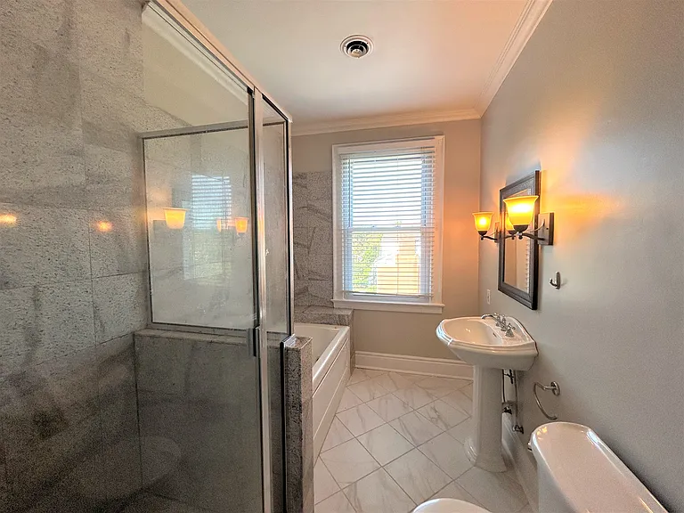 920 College St #3B — Photo 21