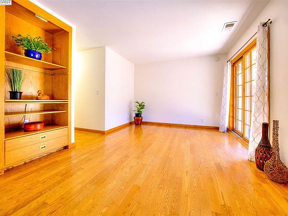 4th image of 4477 Pleasanton Ave