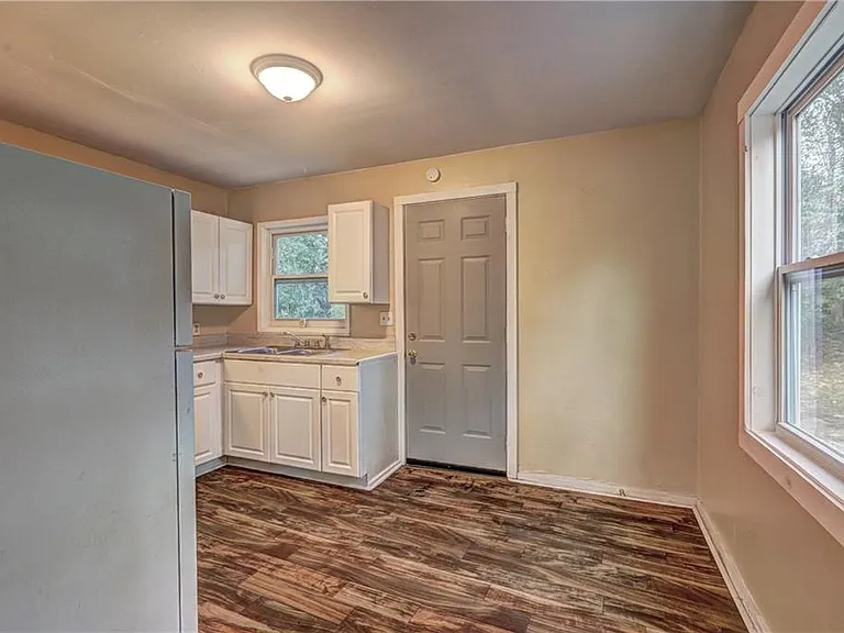 2477 Thrasher Ave — Photo 4