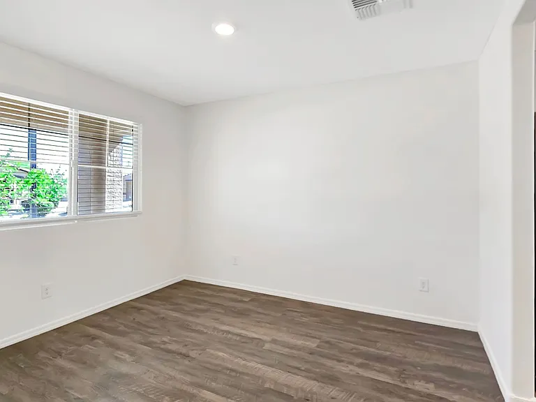 25752 W Samantha Way — Photo 4