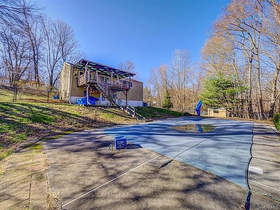 3rd image of 12 Hoffman Dr