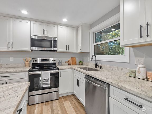 4th image of 518 Choker Street SE