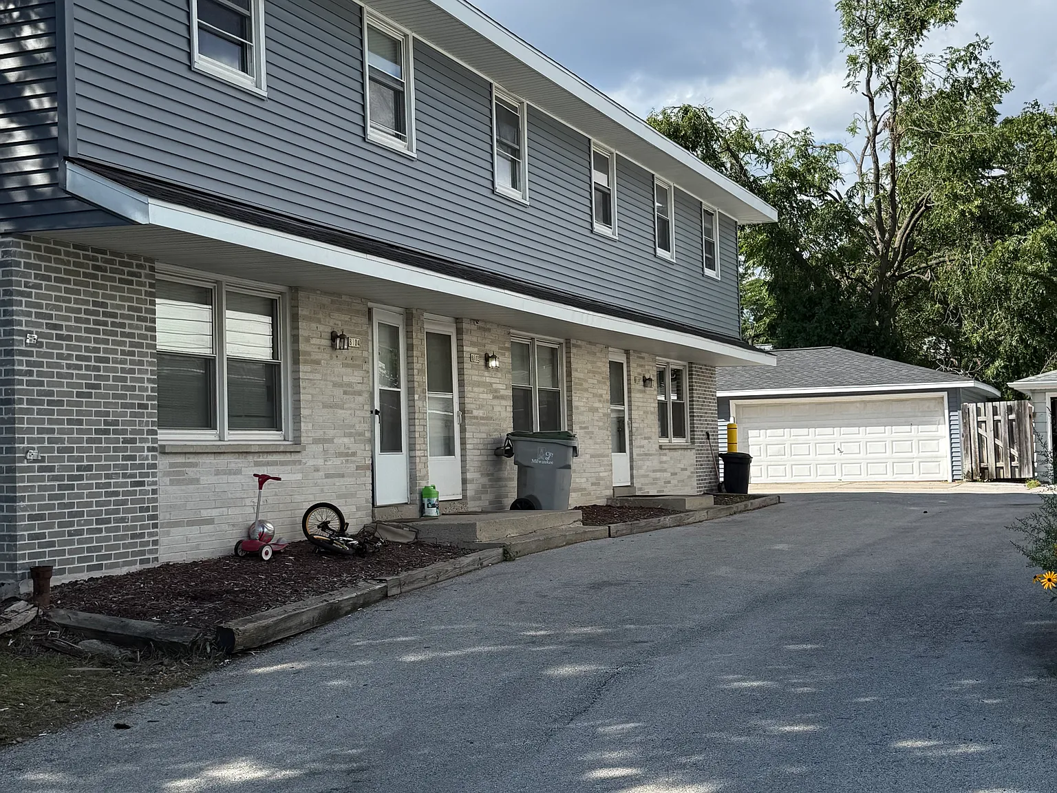 8100 W Howard Ave — Photo 3