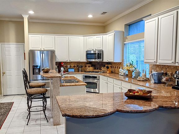 3rd image of 10114 Crescent Bluff Ln