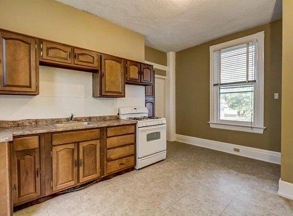 3rd image of 328 Arlington Ave