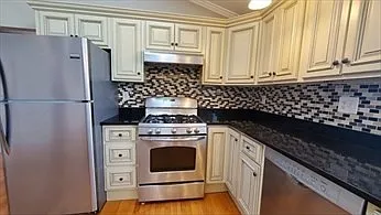 3 bed, 1.0 bath, 1300 sqft, $3,200 — Photo 4