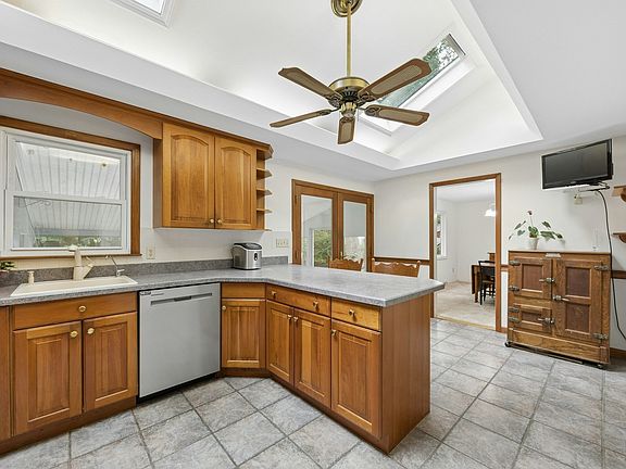 5th image of 210 Chamberlain St