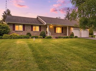 2482 Valley Lane Dr, Grand Blanc, MI 48439