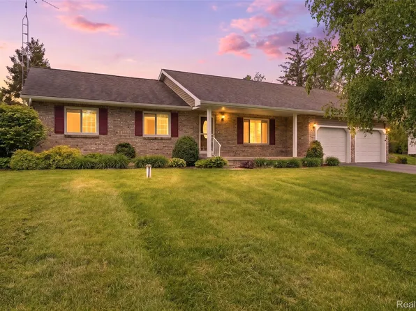 2482 Valley Lane Dr, Grand Blanc, MI 48439