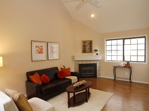 Living Room w/ Gas Fireplace