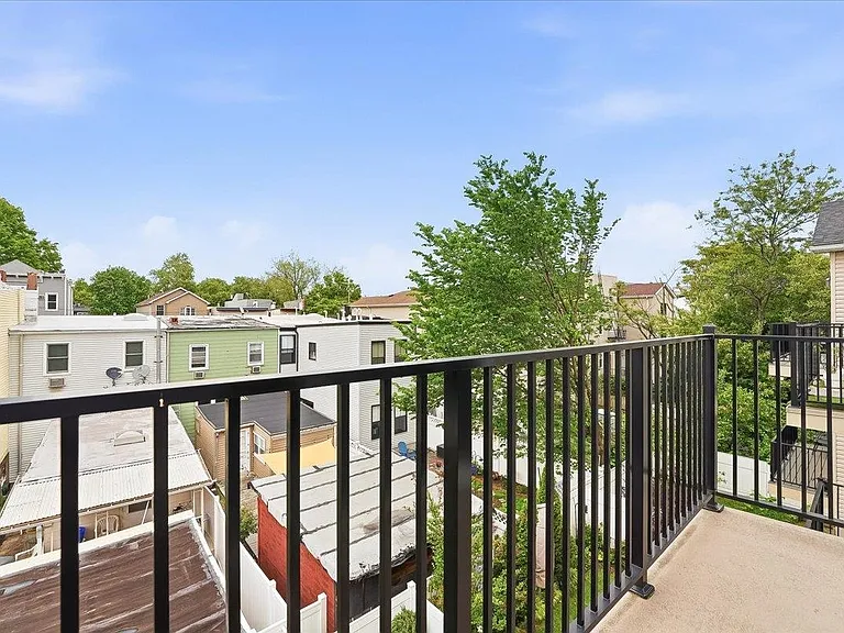 290 Griffith St #2 — Photo 9