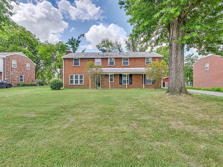 655 Harding Pl — Photo 3