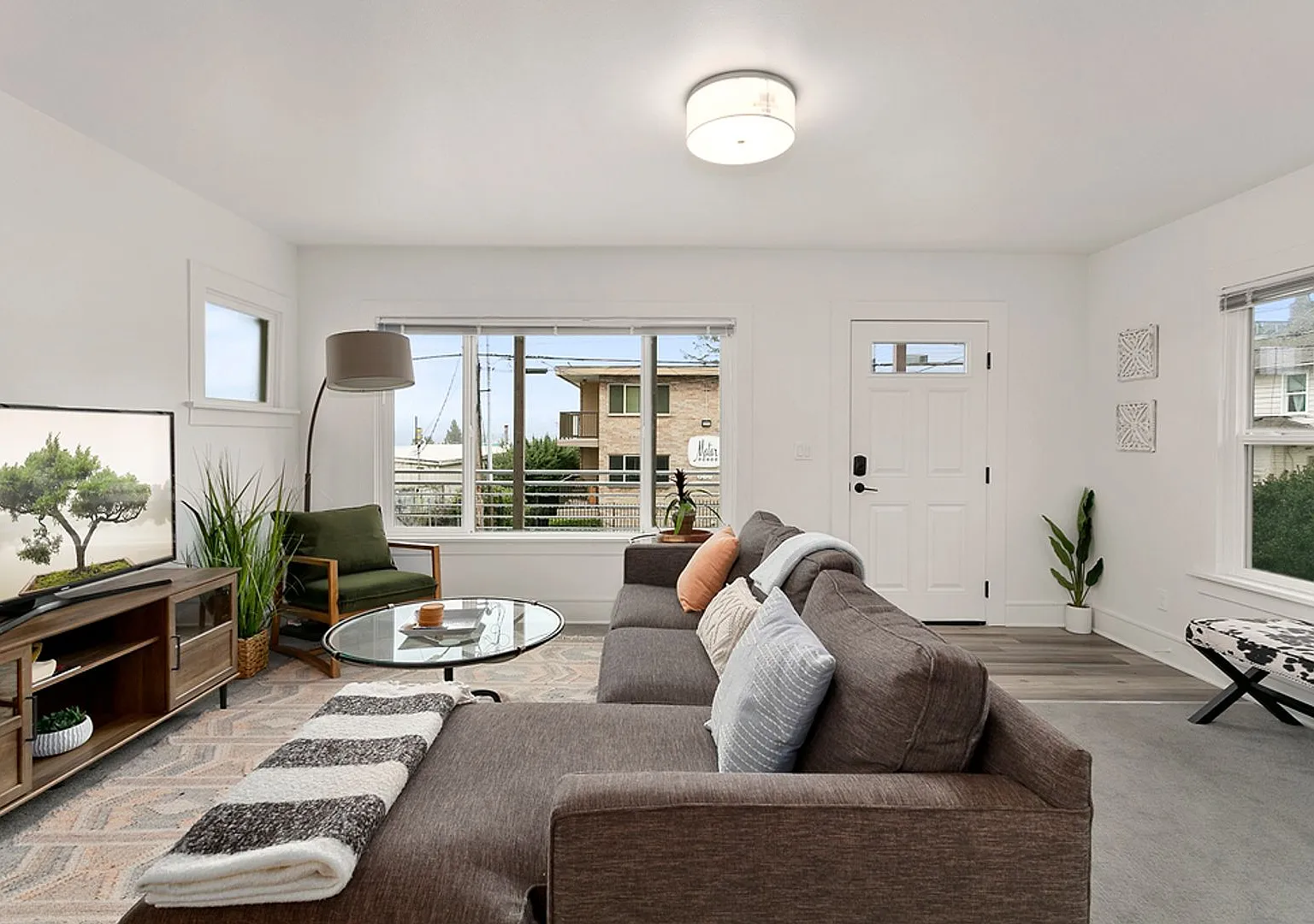 Three Bedroom Fremont Home with a Private Lower Level Suite, Fenced Yard and Driveway Parking — Photo 4