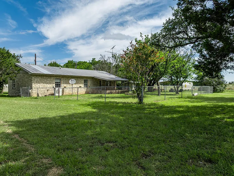 199 Apache Springs Rd — Photo 28