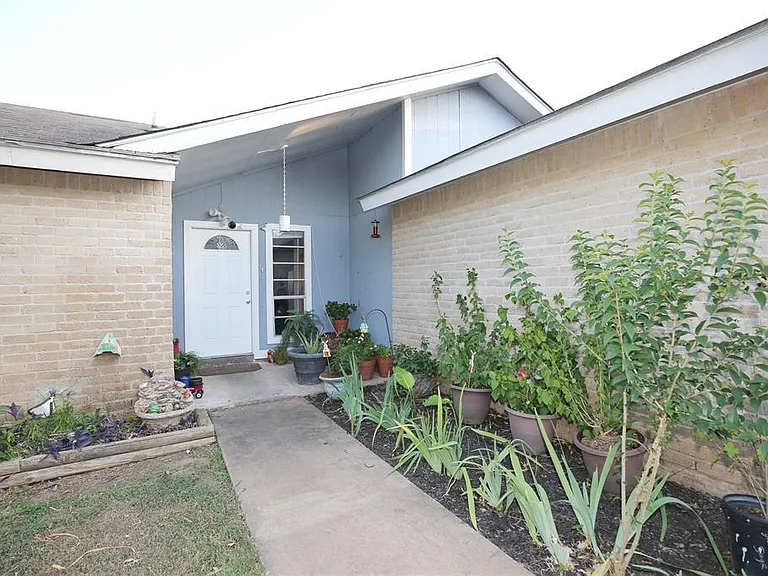 204 Deerfield Park Dr — Photo 2