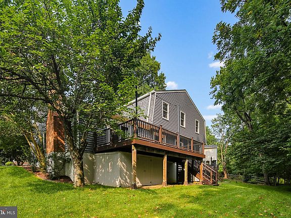 3rd image of 8 Bouldercrest Ct