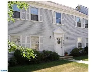 637 Yale Way #O photo 1