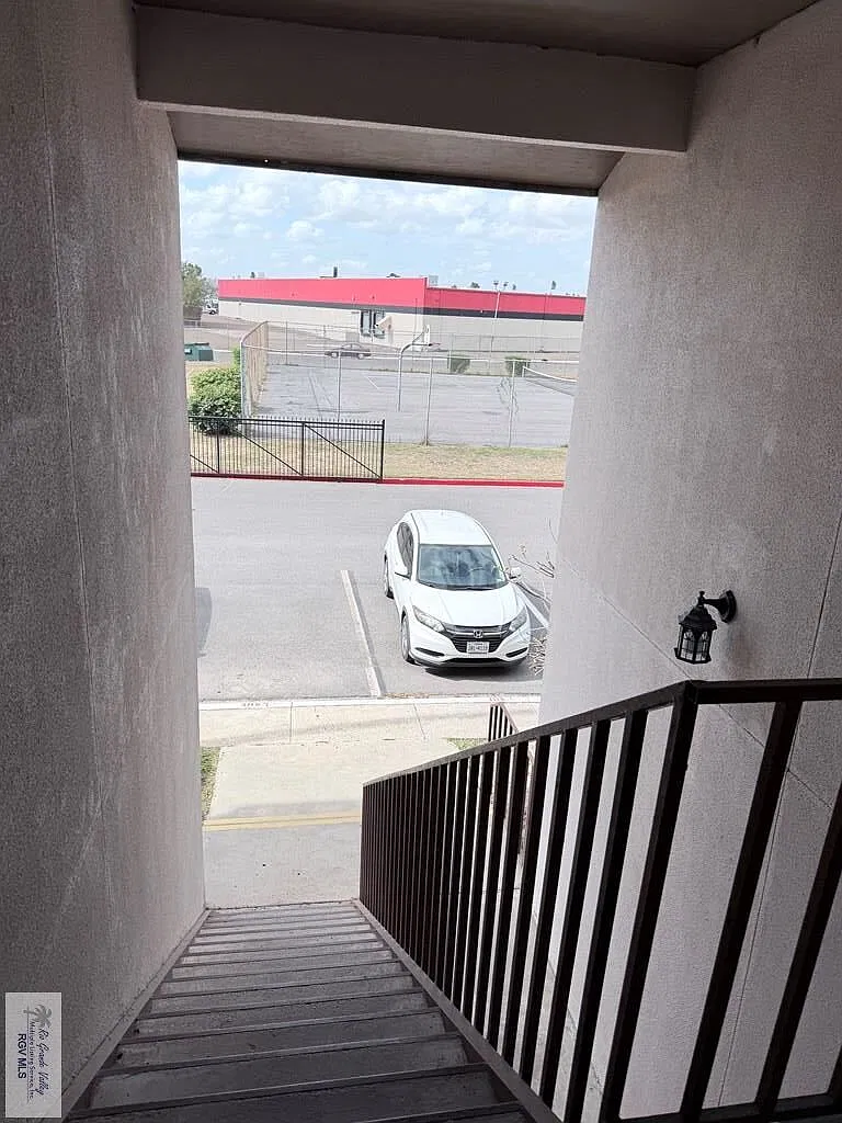 1 bed, 1.0 bath, 753 sqft, $1,300 — Photo 3