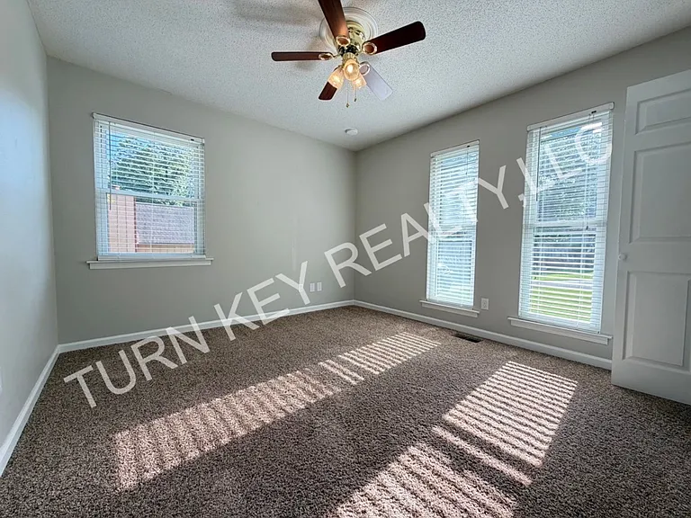 2221 Diane Dr — Photo 14