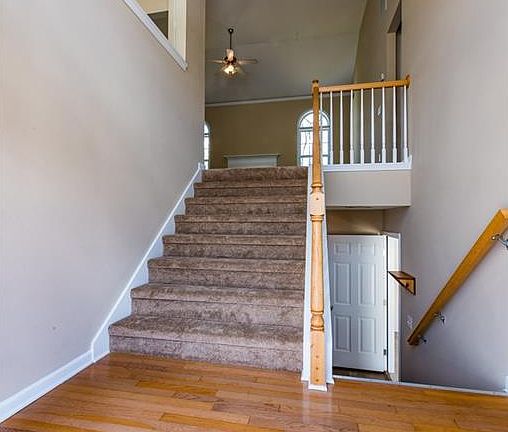 3rd image of 4880 Camelot Dr